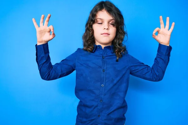 Nettes Hispanisches Kind Mit Langen Haaren Lässiger Kleidung Entspannt Sich — Stockfoto