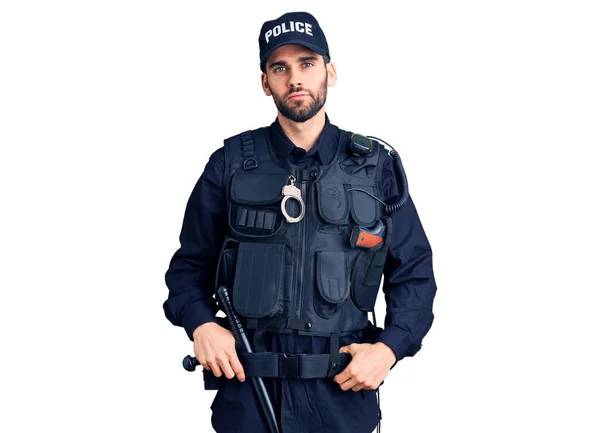 Sakallı Polis Üniforması Giyen Yakışıklı Genç Adam Yüzünde Ciddi Bir — Stok fotoğraf