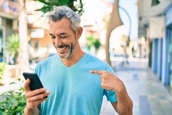 Middelbare Leeftijd Grijsharige Man Met Behulp Van Smartphone Straat Van — Stockfoto