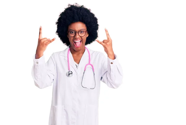 Junge Afrikanisch Amerikanische Frau Arztkittel Und Stethoskop Schreit Mit Verrücktem — Stockfoto
