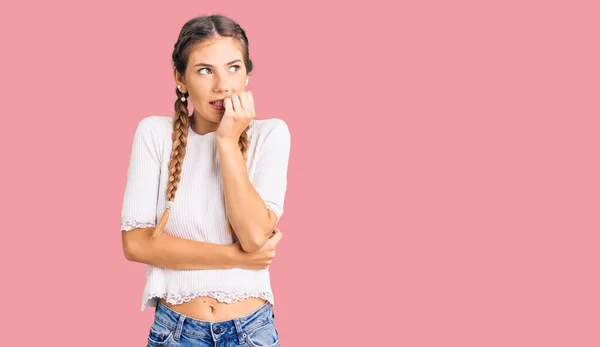 Mulher Branca Bonita Com Cabelo Loiro Vestindo Tranças Tshirt Branca — Fotografia de Stock