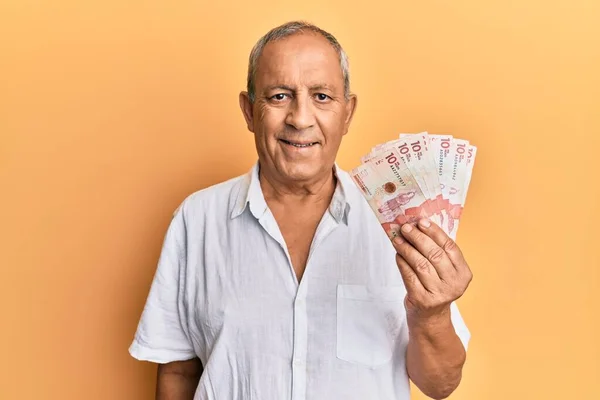 Hombre Maduro Guapo Sosteniendo Billetes Pesos Colombianos Que Lucen Positivos —  Fotos de Stock