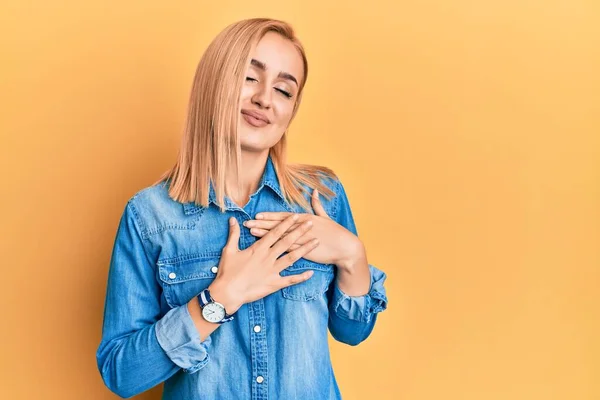 Mulher Branca Bonita Vestindo Jaqueta Ganga Casual Sorrindo Com Mãos — Fotografia de Stock