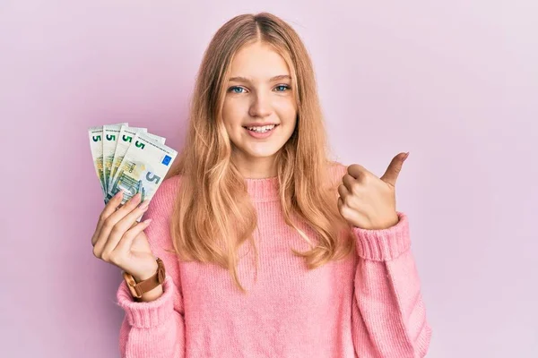 Hermosa Chica Caucásica Joven Sosteniendo Montón Billetes Euros Sonriendo Feliz — Foto de Stock