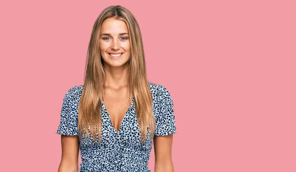 Jonge Blonde Vrouw Draagt Casual Kleding Met Een Vrolijke Koele — Stockfoto