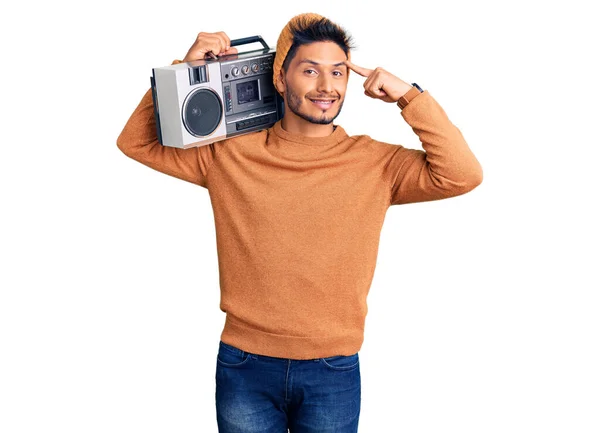 Hezký Latinskoamerický Mladý Muž Držící Boombox Poslouchající Hudbu Usmívající Jedním — Stock fotografie