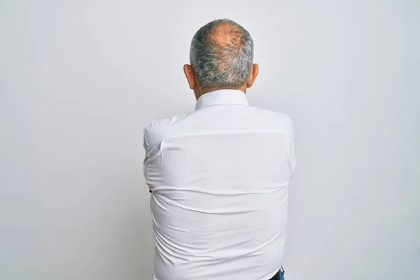 Όμορφος Ηλικιωμένος Που Φοράει Λευκό Πουκάμισο Και Στέκεται Ανάποδα Κοιτώντας — Φωτογραφία Αρχείου