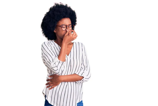 Mujer Afroamericana Joven Vestida Con Ropa Casual Gafas Que Huelen —  Fotos de Stock