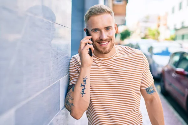 Ung Irländsk Man Ler Glad Prata Smartphone Gatan Staden — Stockfoto