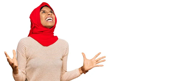 Jonge Afrikaanse Amerikaanse Vrouw Draagt Traditionele Islamitische Hijab Sjaal Gek — Stockfoto