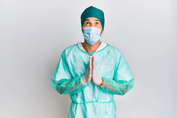 Fiatal Jóképű Férfi Sebész Egyenruhában Orvosi Maszkban Könyörög Imádkozik Kéz — Stock Fotó