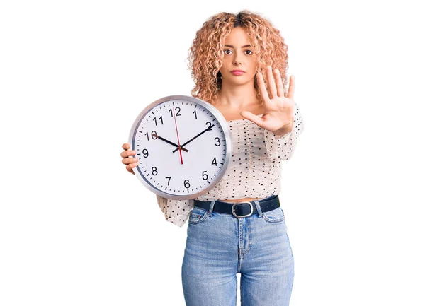 Giovane Donna Bionda Con Capelli Ricci Che Tiene Grande Orologio — Foto Stock