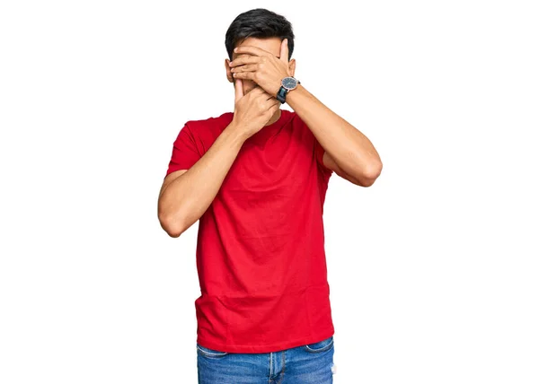 Giovane Bell Uomo Indossa Casual Maglietta Rossa Che Copre Gli — Foto Stock