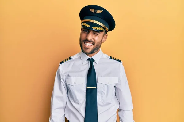 Hezký Hispánec Uniformě Pilota Letadla Mrkající Kameru Sexy Výrazem Veselou — Stock fotografie