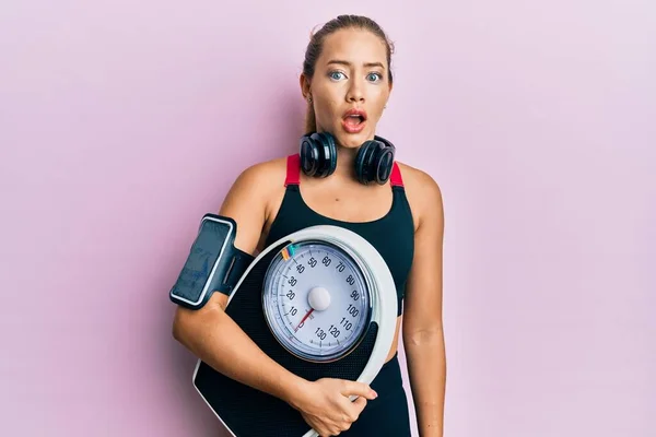 Schöne Junge Blonde Sportliche Frau Hält Gewichtsmaschine Gewichtsverlust Angst Und — Stockfoto