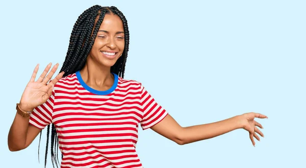 Vacker Latinamerikansk Kvinna Klädd Avslappnade Kläder Dansar Glad Och Glad — Stockfoto