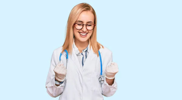 Vacker Kaukasisk Kvinna Bär Läkare Uniform Och Stetoskop Glada För — Stockfoto