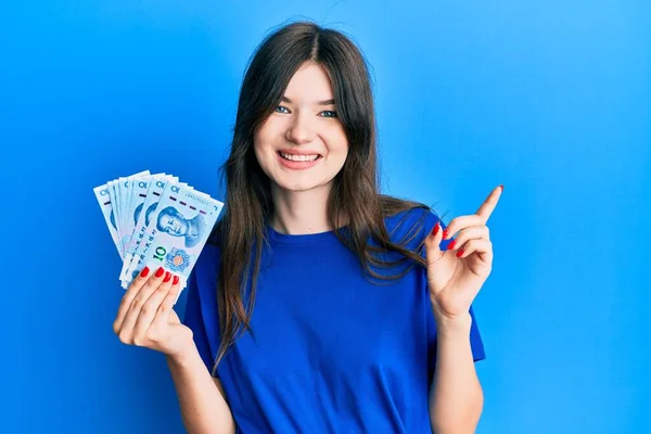 Joven Hermosa Chica Caucásica Sosteniendo Billetes Chinos Yuanes Sonriendo Feliz — Foto de Stock