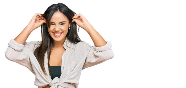 Joven Chica Hispana Hermosa Con Ropa Casual Sonriendo Tirando Las — Foto de Stock