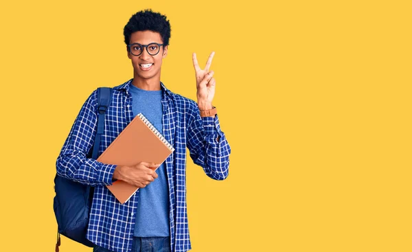 Ung Afrikansk Amerikan Man Bär Student Ryggsäck Hålla Bok Leende — Stockfoto