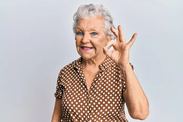 Starsza Siwowłosa Kobieta Ubrana Luźne Ubrania Uśmiechnięta Pozytywnie Robi Znak — Zdjęcie stockowe