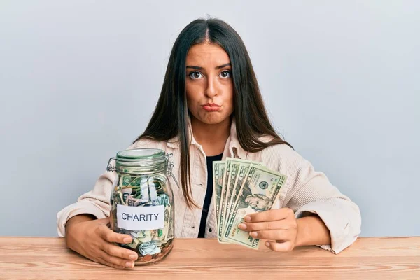 Krásná Hispánka Držící Ruce Charitativní Sklenici Dolary Depresi Strachem Úzkost — Stock fotografie