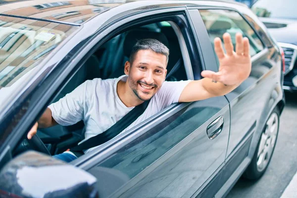 Ung Latinamerikansk Man Ler Glad Sitter Bilen — Stockfoto