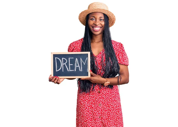 Ung Afrikansk Amerikansk Kvinna Håller Svarta Tavlan Med Dröm Ord — Stockfoto