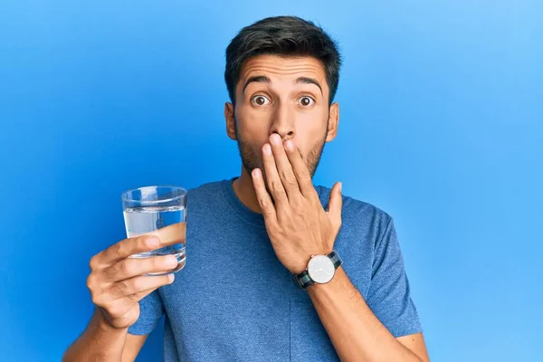 Homem Bonito Jovem Bebendo Copo Água Cobrindo Boca Com Mão — Fotografia de Stock