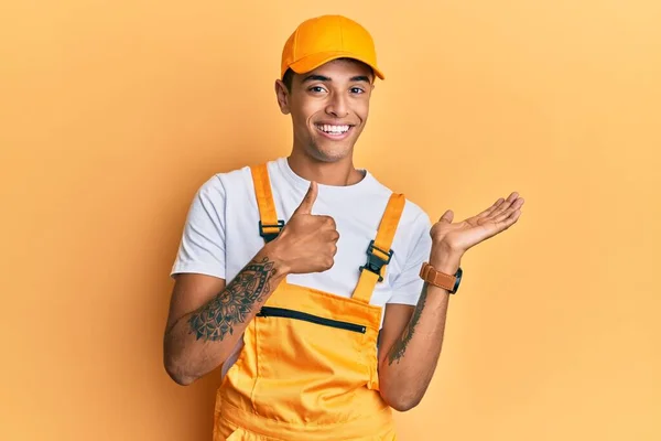 Ung Vacker Afrikansk Amerikan Man Bär Handyman Uniform Över Gul — Stockfoto