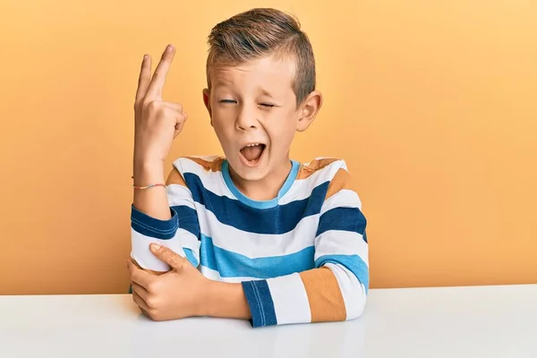 Förtjusande Kaukasiska Unge Klädd Avslappnade Kläder Sitter Bordet Leende Med — Stockfoto