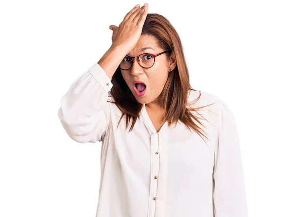 Joven Hermosa Mujer Con Gafas Trabajador Oficina Negocios Con Mano —  Fotos de Stock