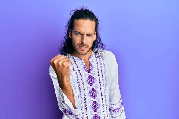 Homem Bonito Jovem Com Cabelos Longos Vestindo Camisa Boêmia Hippie — Fotografia de Stock