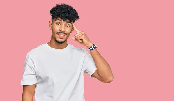 Jovem Árabe Homem Vestindo Casual Branco Shirt Sorrindo Apontando Para — Fotografia de Stock