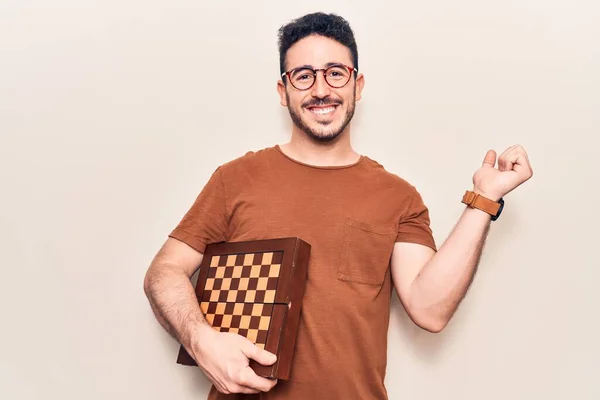 Fiatal Spanyol Férfi Tartja Sakk Sikoltozó Büszke Ünnepli Győzelem Siker — Stock Fotó