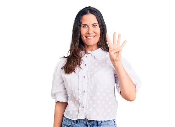 Genç Güzel Esmer Bir Kadın Gündelik Tişört Giyiyor Parmaklarıyla Dört — Stok fotoğraf