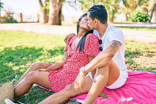 Jong Latijn Paar Knuffelen Zoenen Zittend Het Gras Het Park — Stockfoto