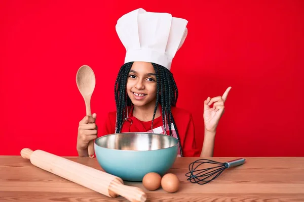 Mladý Africký Americký Dívka Dítě Copánky Sobě Profesionální Kuchař Zástěra — Stock fotografie