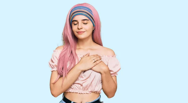 Menina Hispânica Jovem Com Cabelo Rosa Sorrindo Com Mãos Peito — Fotografia de Stock