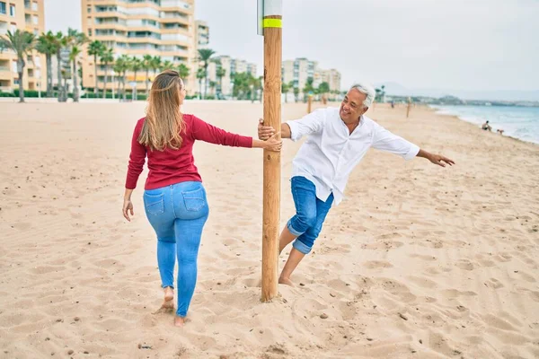 Medelålders Par Förälskade Promenader Kul Stranden Glad Och Glad Tillsammans — Stockfoto