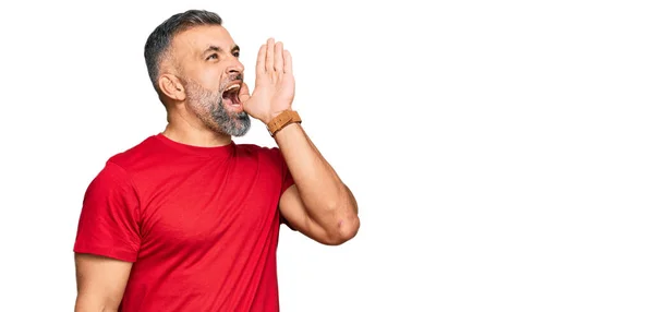 Homem Bonito Meia Idade Vestindo Roupas Casuais Gritando Gritando Alto — Fotografia de Stock