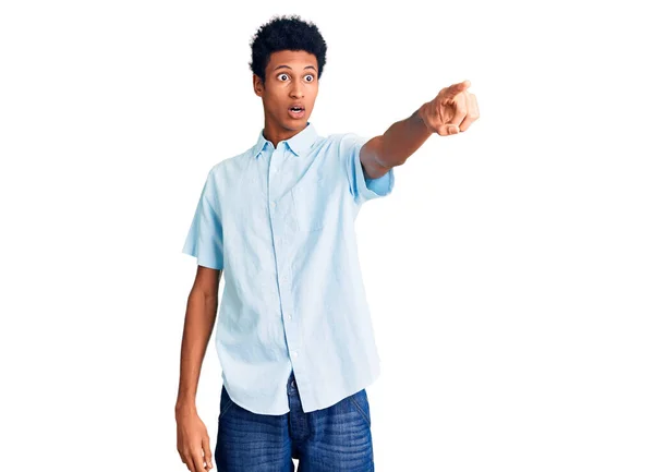 若いアフリカ系アメリカ人の男性は 指を前に 口を開けて驚いた表情 何かを前に驚いてカジュアルな服を着て — ストック写真