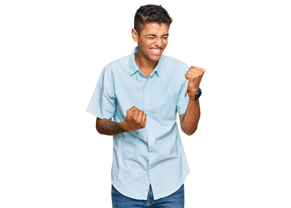Ung Vacker Afrikansk Amerikansk Man Bär Casual Kläder Firar Förvånad — Stockfoto