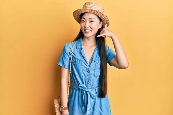 Junge Chinesin Mit Sommermütze Lächelt Und Macht Telefongesten Mit Händen — Stockfoto