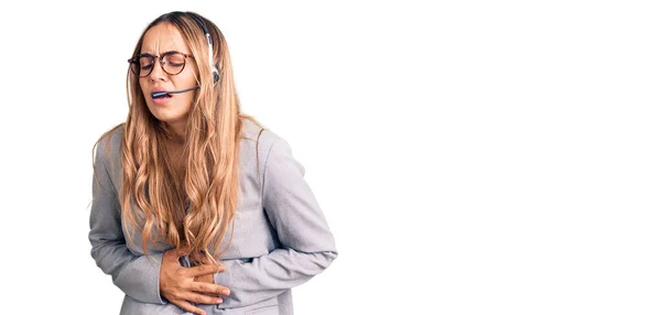 消化不良 痛みを伴う病気が体調不良のため 若い美しいブロンドの女性は胃の上に手でコールセンターエージェントヘッドセットを身に着けている キャッシュ コンセプト — ストック写真