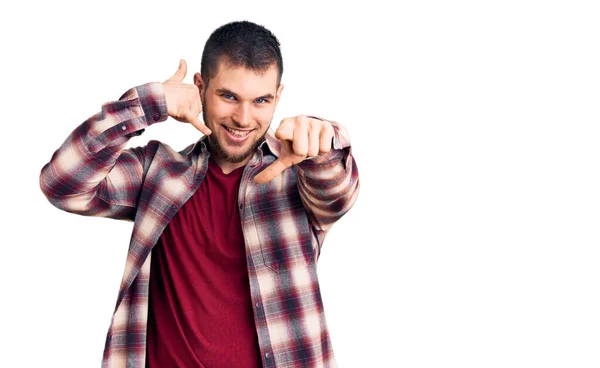 Joven Hombre Guapo Con Camisa Casual Sonriendo Hablando Por Teléfono —  Fotos de Stock