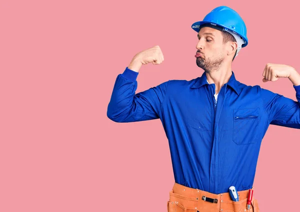 Homem Bonito Jovem Vestindo Uniforme Trabalhador Hardhat Mostrando Músculos Braços — Fotografia de Stock