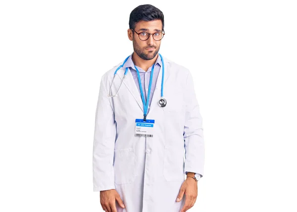 Joven Hombre Hispano Vistiendo Uniforme Médico Estetoscopio Escéptico Nervioso Frunciendo —  Fotos de Stock