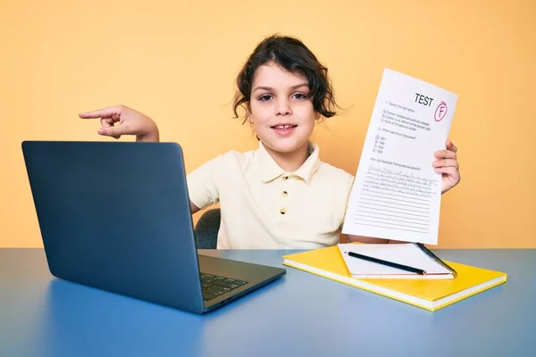 Schattig Latijns Amerikaans Kind Tonen Mislukte Examen Zitten Het Bureau — Stockfoto