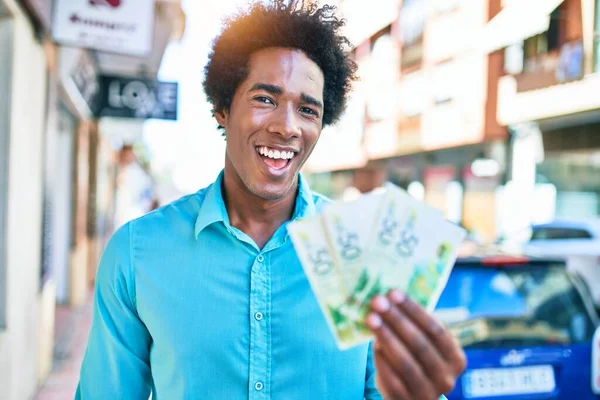 Joven Afroamericano Sonriendo Feliz Pie Con Sonrisa Cara Sosteniendo Billetes —  Fotos de Stock